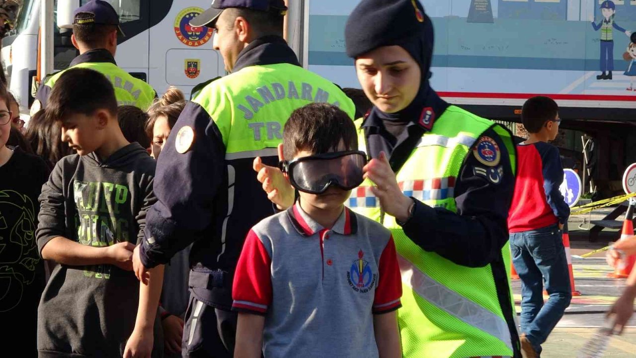 Jandarmanın mobil trafik eğitimi ile öğrenci ve yetişkinler bilinçlendirildi