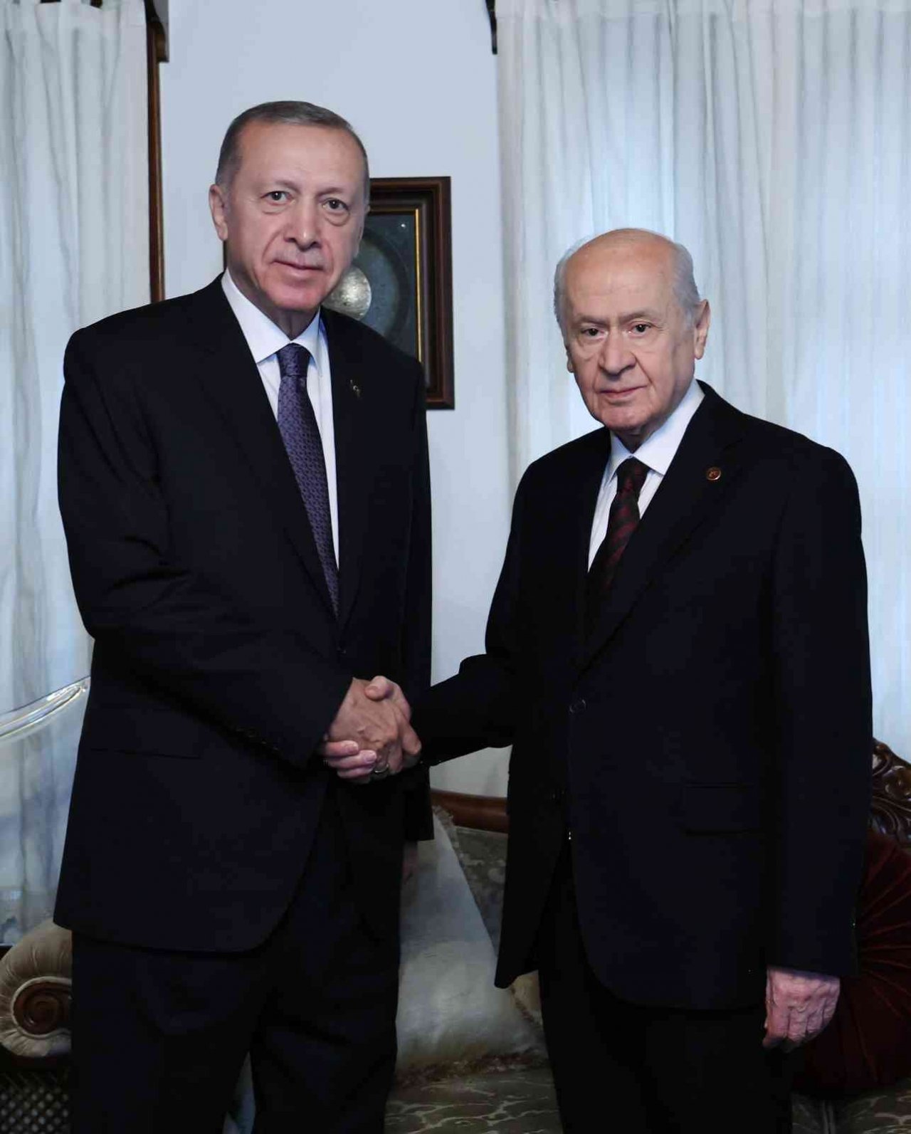 Cumhurbaşkanı Recep Tayyip Erdoğan ile Milliyetçi Hareket Partisi Genel Başkanı Devlet Bahçeli arasındaki ikili görüşme sona erdi. Görüşme yaklaşık 1 saat sürdü.