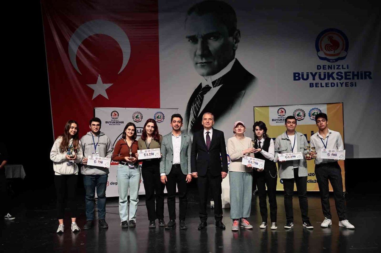 Münazara turnuvasında gençler kıyasıya yarıştı