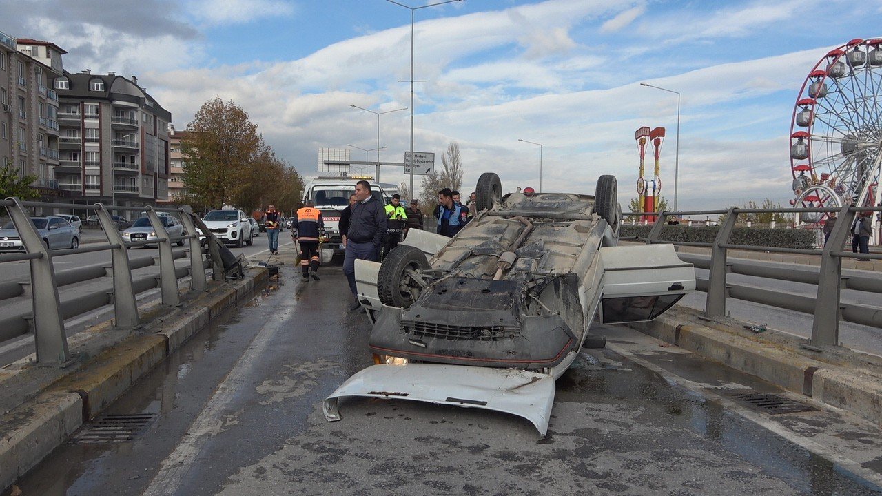 Bariyere çarpıp ters dönen otomobilden sağ çıktı