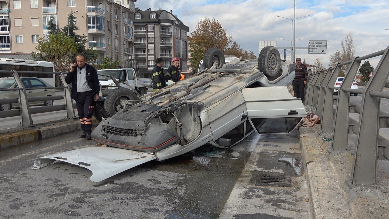 Bariyere çarpıp ters dönen otomobilden sağ çıktı