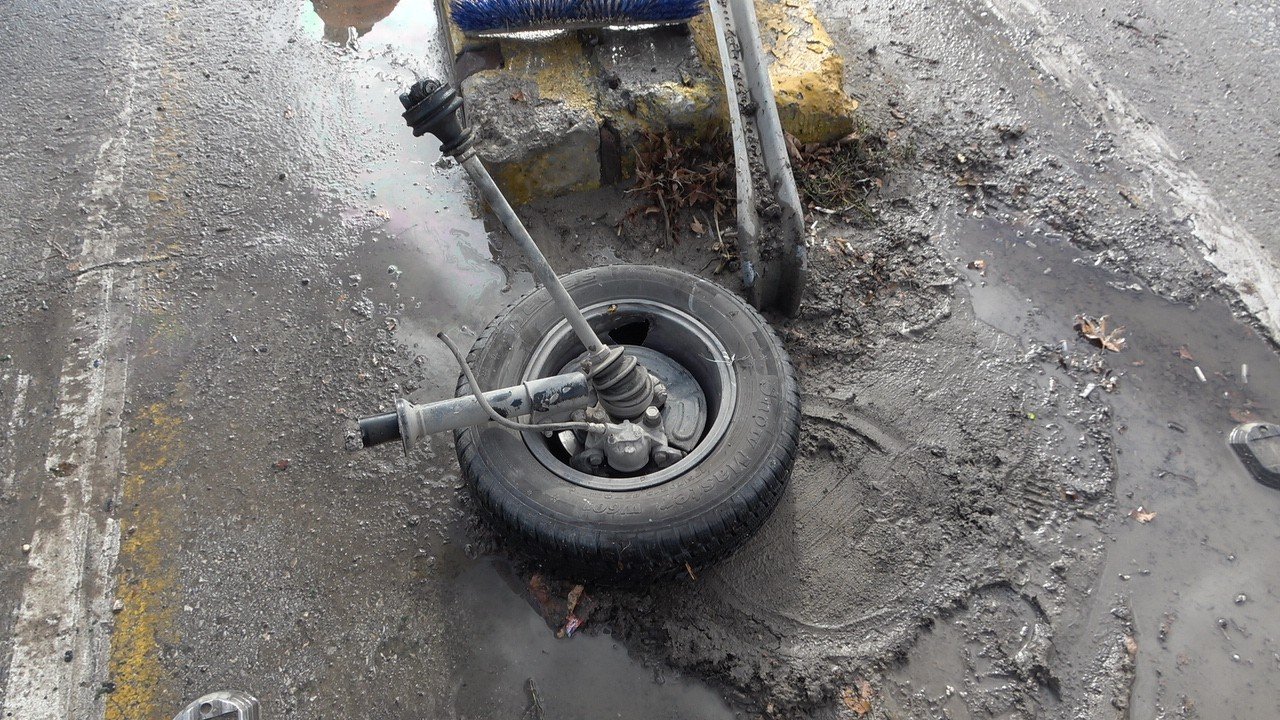Bariyere çarpıp ters dönen otomobilden sağ çıktı