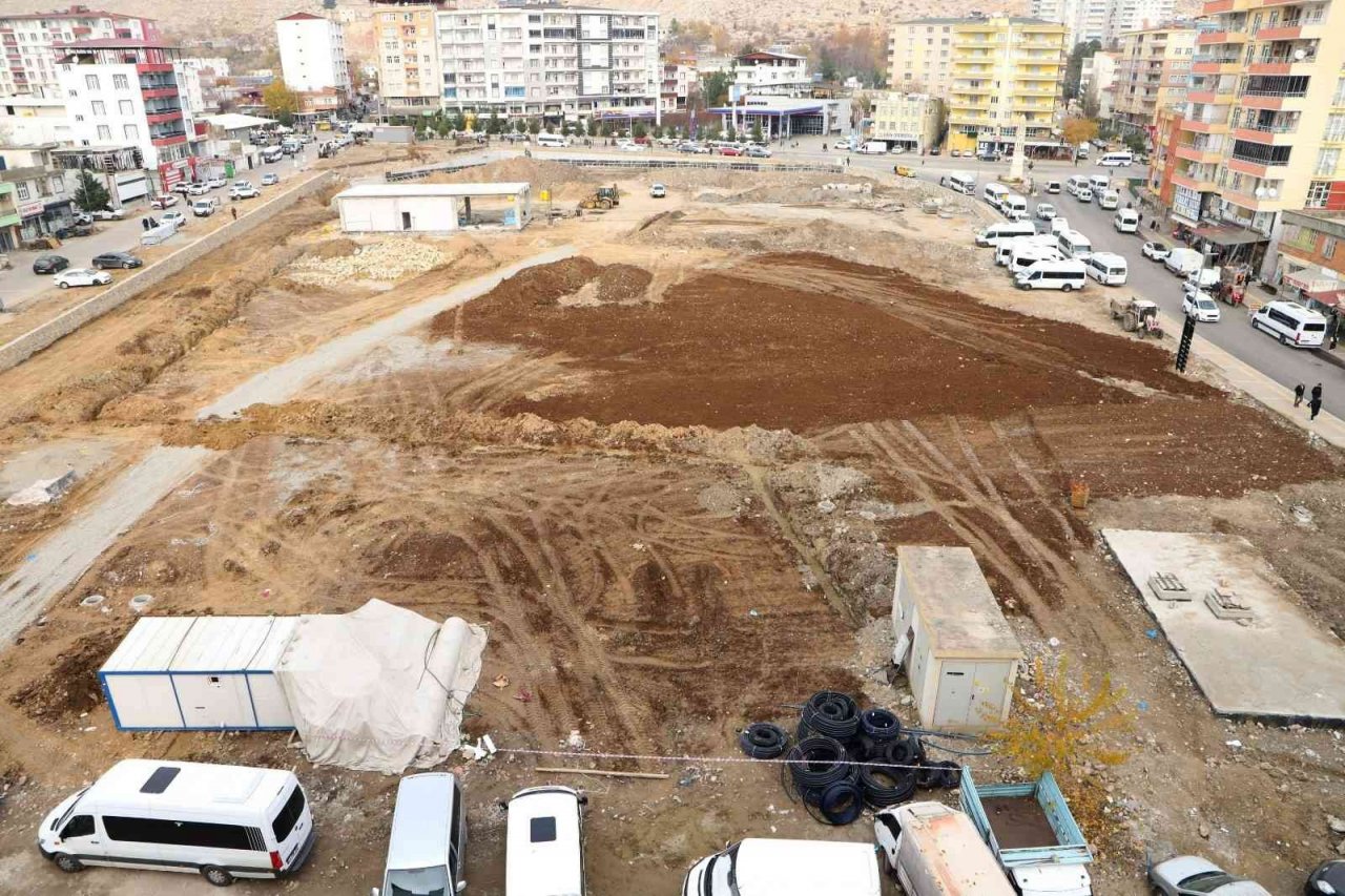 Silvan 1’inci Kılıçarslan Kent Meydanında çalışmalar sürüyor