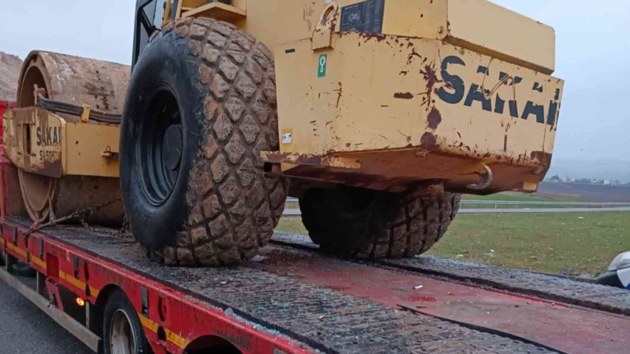 Tırla çarpışan otomobil hurdaya döndü: 4 yaralı