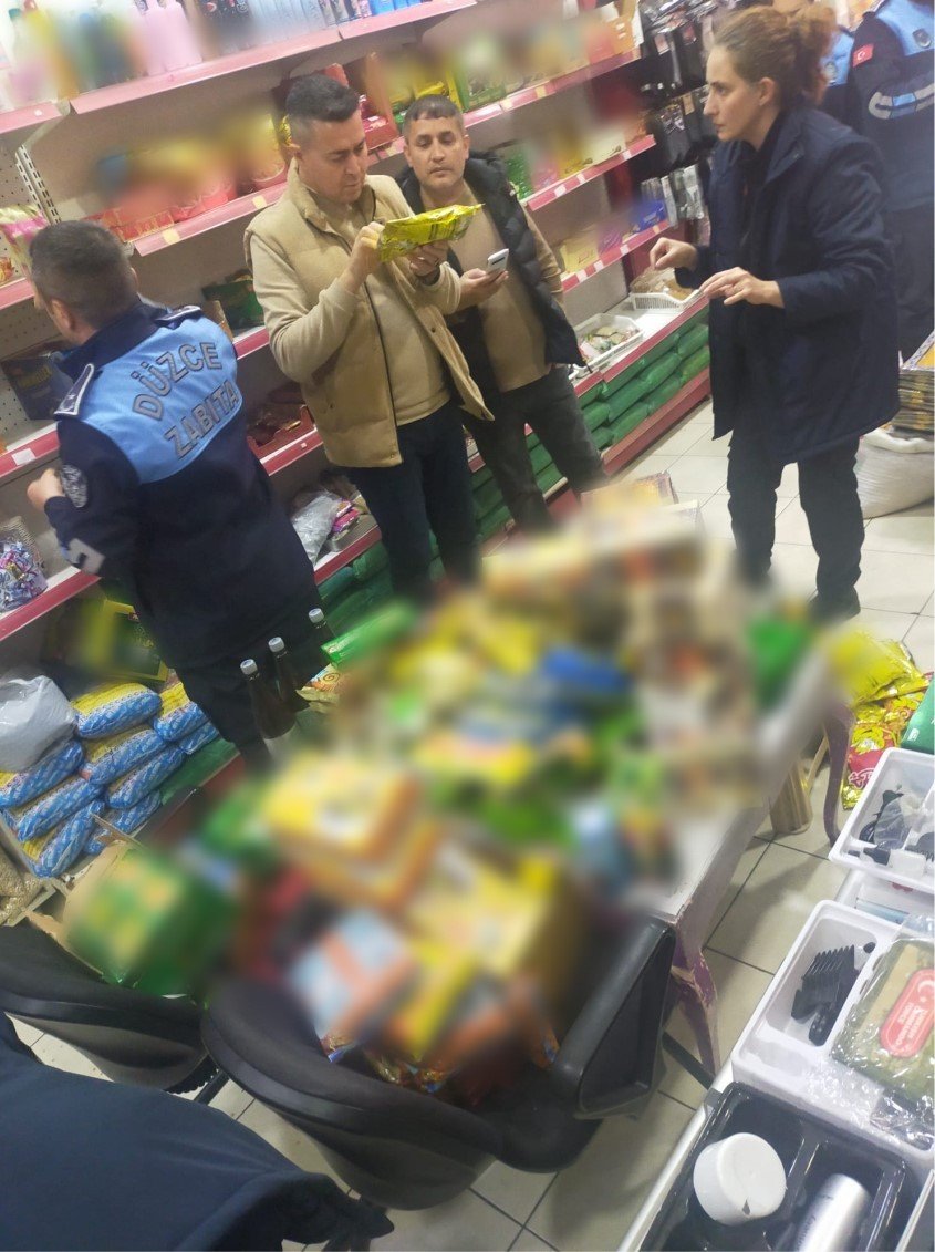 Tarihi geçmiş ürünleri satacaktı