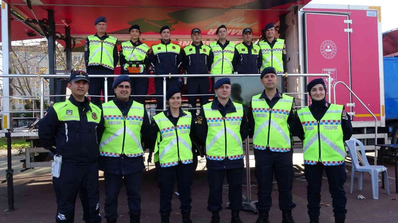 Jandarmanın mobil trafik eğitimi ile öğrenci ve yetişkinler bilinçlendirildi