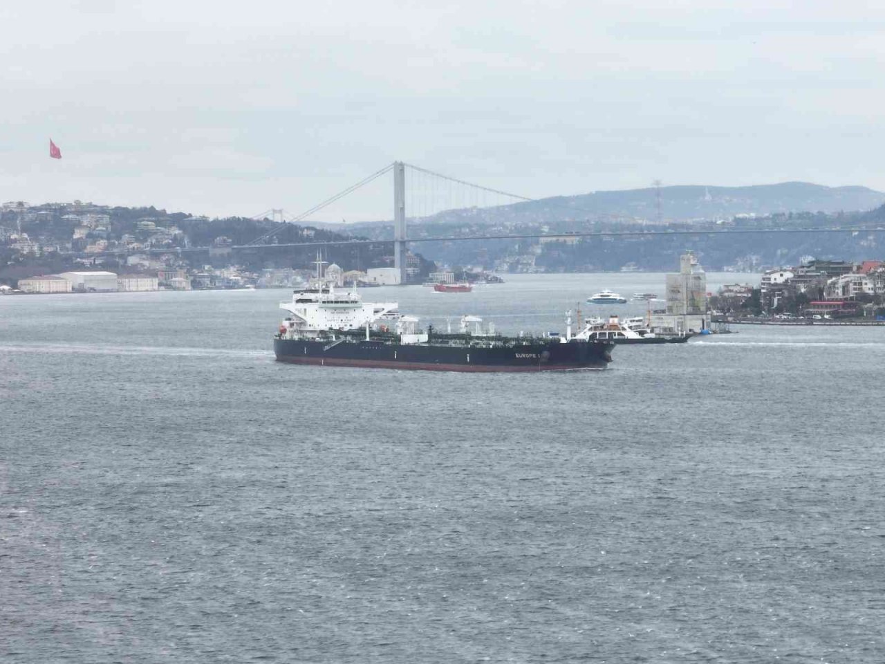 Ham petrol yüklü gemiler, kısmi olarak İstanbul Boğazı’ndaki geçişine devam ediyor