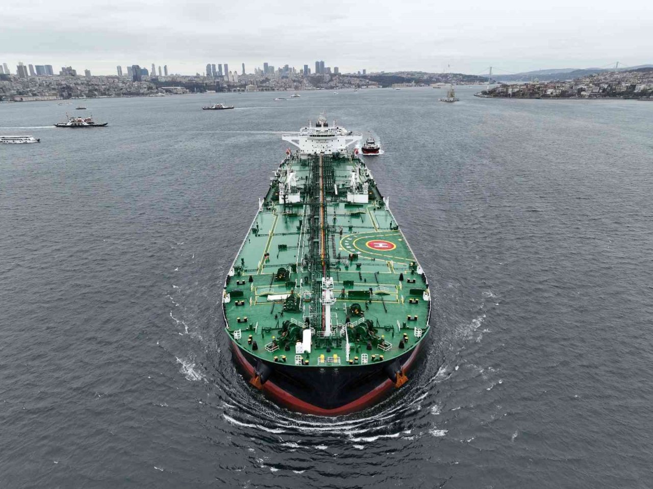 Ham petrol yüklü gemiler, kısmi olarak İstanbul Boğazı’ndaki geçişine devam ediyor