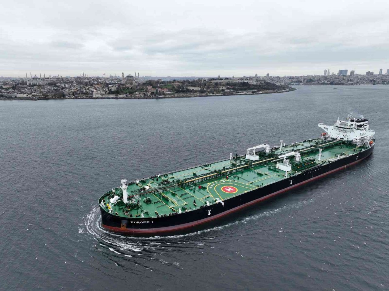 Ham petrol yüklü gemiler, kısmi olarak İstanbul Boğazı’ndaki geçişine devam ediyor