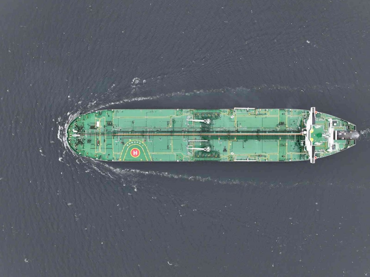 Ham petrol yüklü gemiler, kısmi olarak İstanbul Boğazı’ndaki geçişine devam ediyor