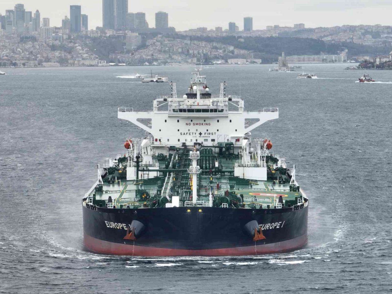 Ham petrol yüklü gemiler, kısmi olarak İstanbul Boğazı’ndaki geçişine devam ediyor