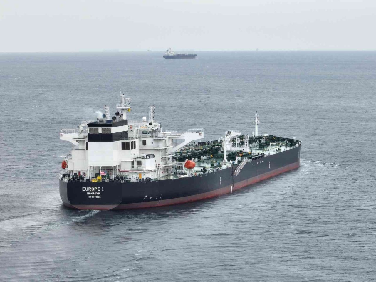 Ham petrol yüklü gemiler, kısmi olarak İstanbul Boğazı’ndaki geçişine devam ediyor