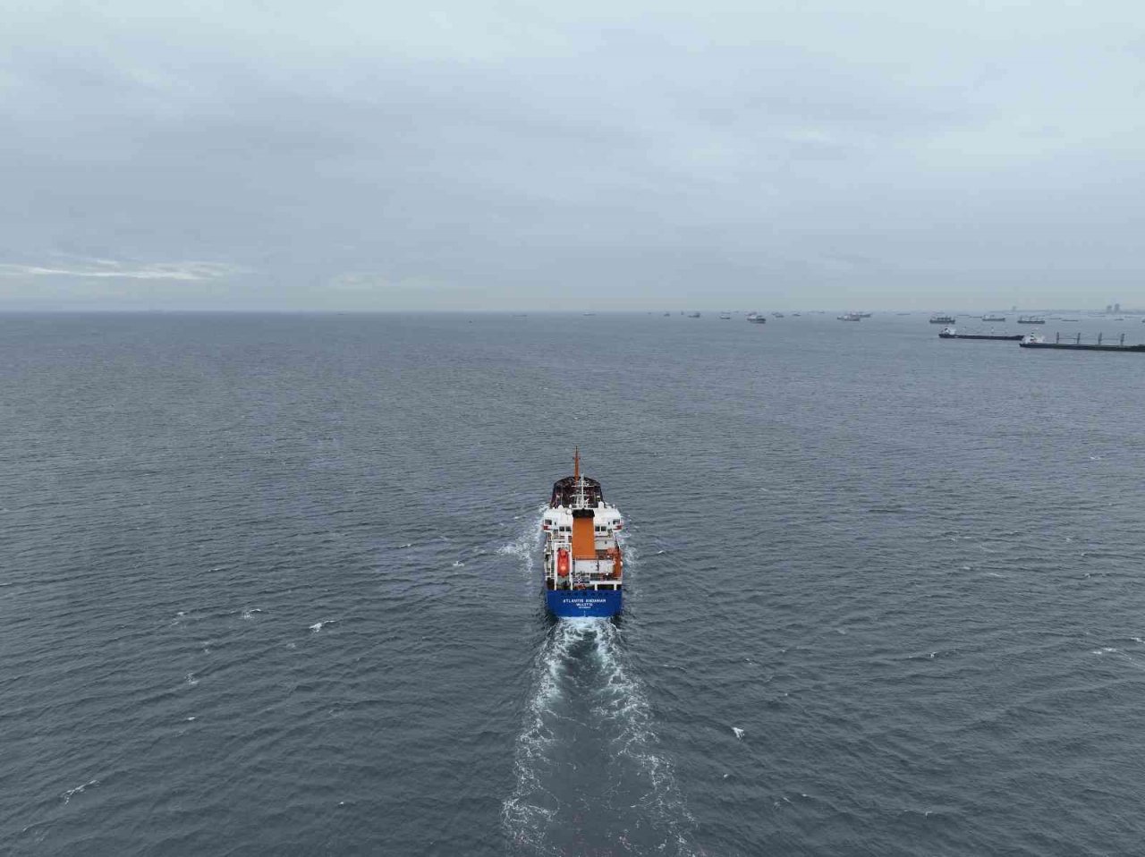 Ham petrol yüklü gemiler, kısmi olarak İstanbul Boğazı’ndaki geçişine devam ediyor