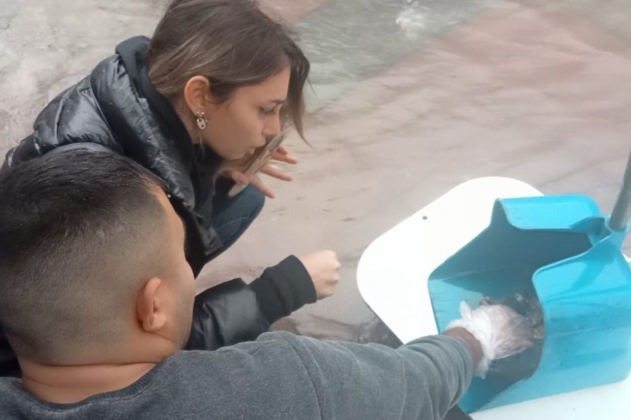 Sağanak yağmurda kalan fareye kalp masajı yaptı