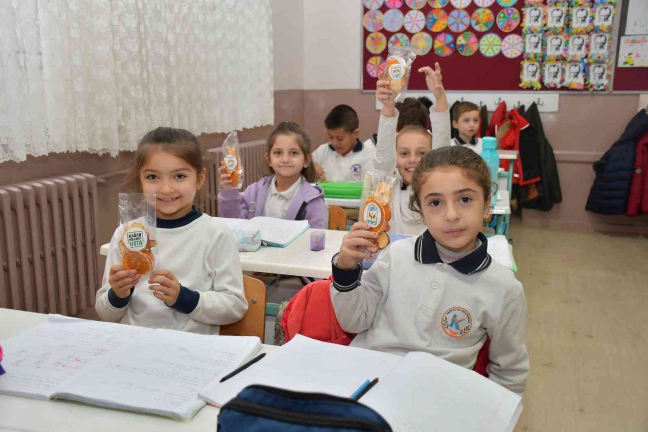 Başkan Usta’dan öğrencilere yerli malı haftası hediyesi