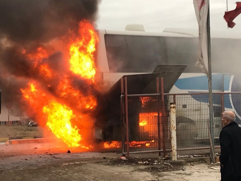 Duman kokusu 21 yolcuyu alevlerin arasında kalmaktan kurtardı