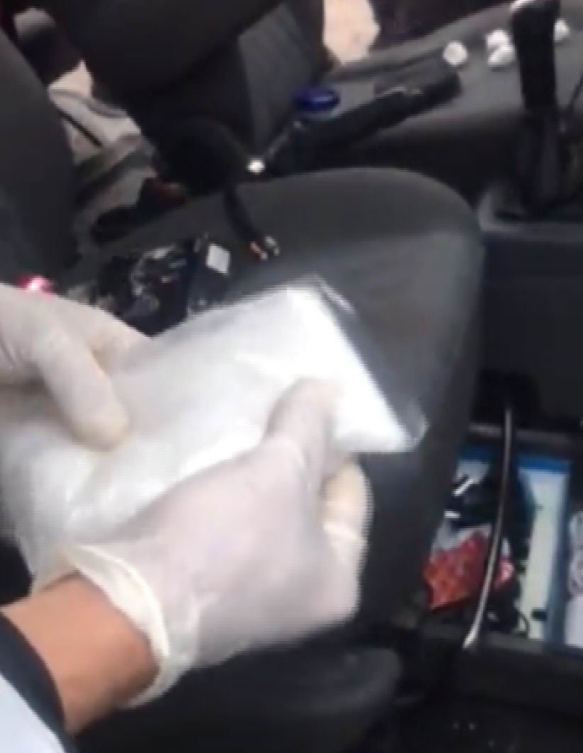 ‘Dur’ ihtarına uymayan araçtan uyuşturucu ve tabanca çıktı