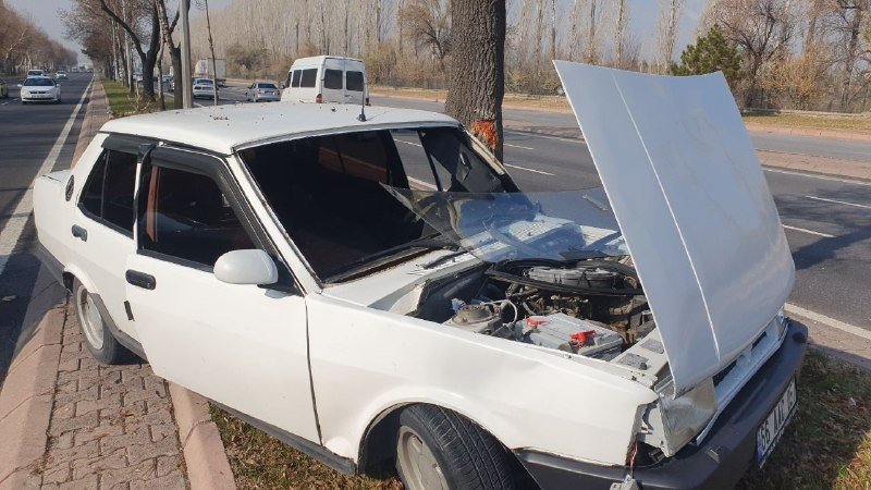 Kazada savrulan otomobil ağaca çarparak durabildi