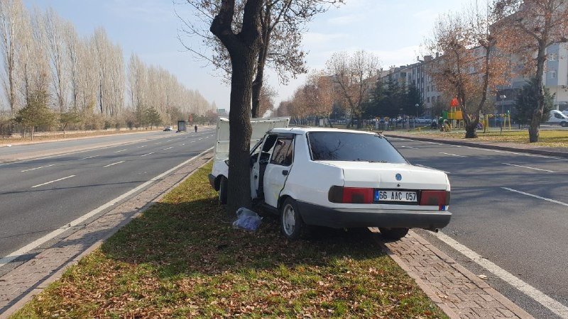 Kazada savrulan otomobil ağaca çarparak durabildi