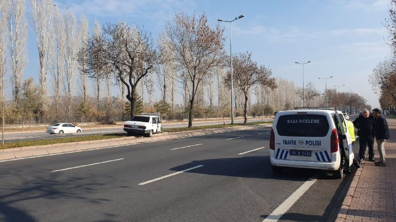 Kazada savrulan otomobil ağaca çarparak durabildi