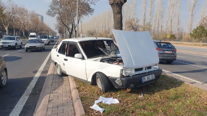 Kazada savrulan otomobil ağaca çarparak durabildi