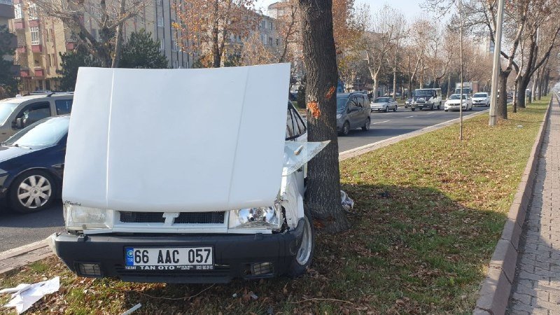 Kazada savrulan otomobil ağaca çarparak durabildi
