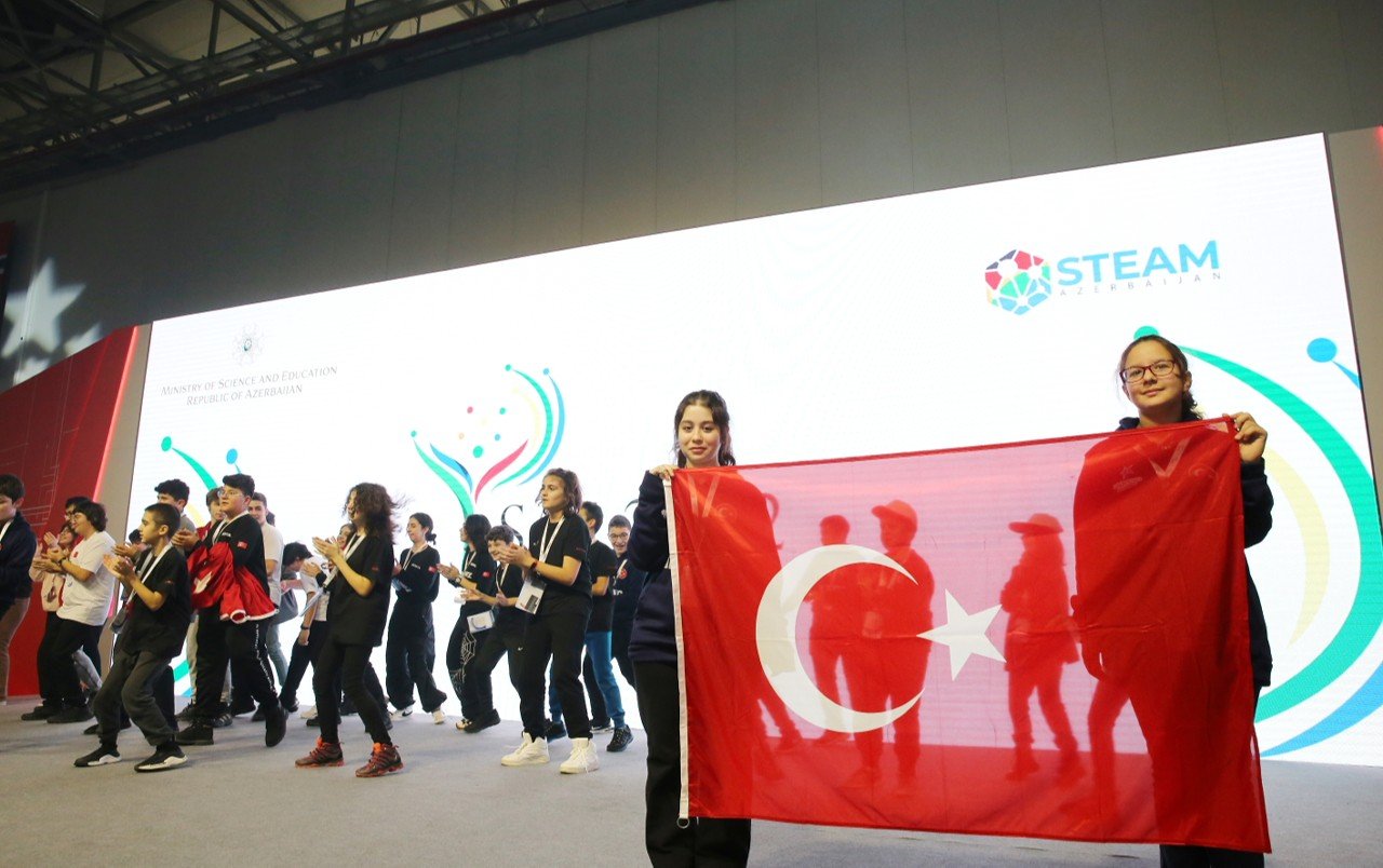 Küçükçekmeceli öğrenciler, Bakü’den şampiyonlukla döndü