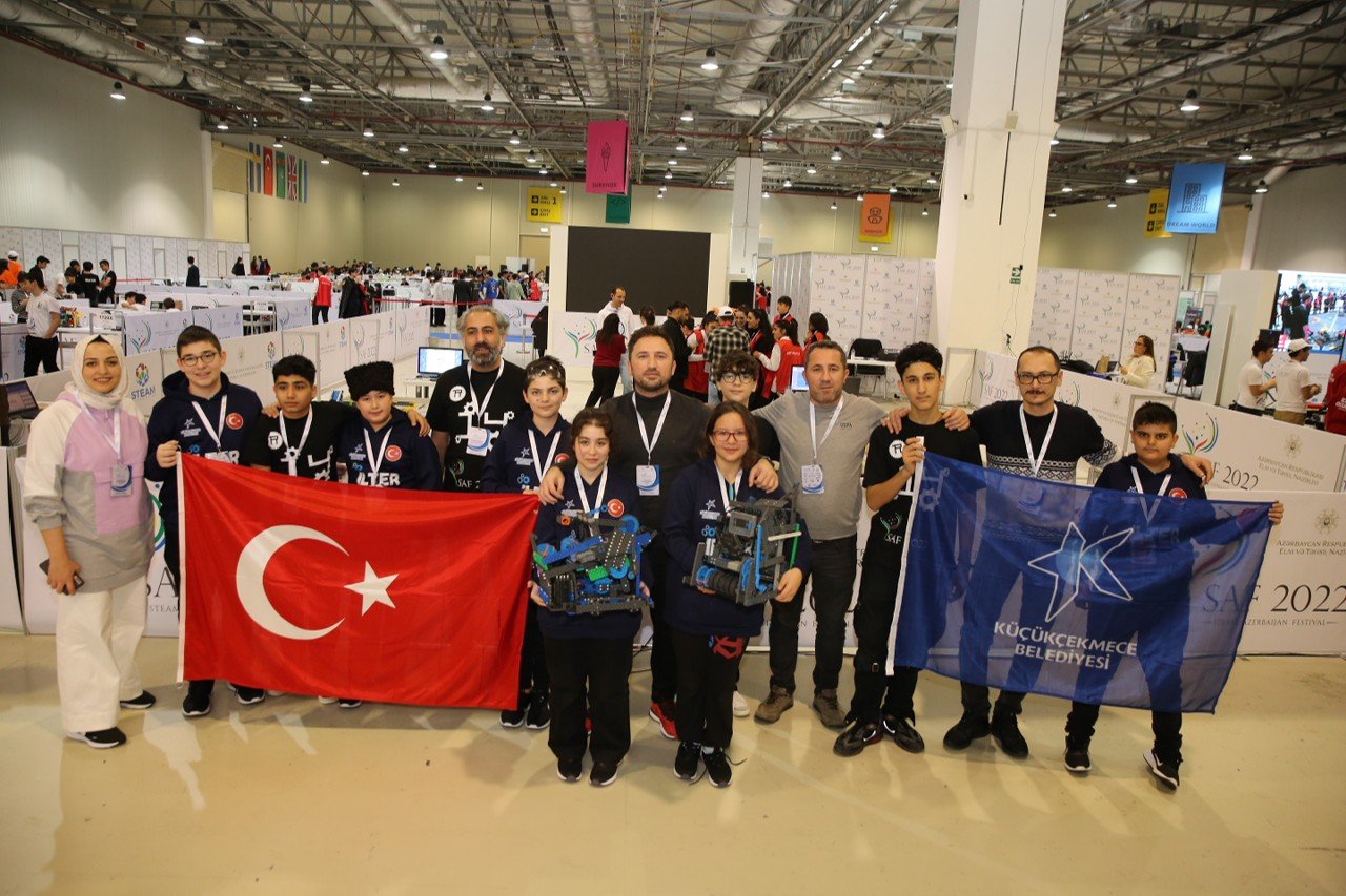 Küçükçekmeceli öğrenciler, Bakü’den şampiyonlukla döndü