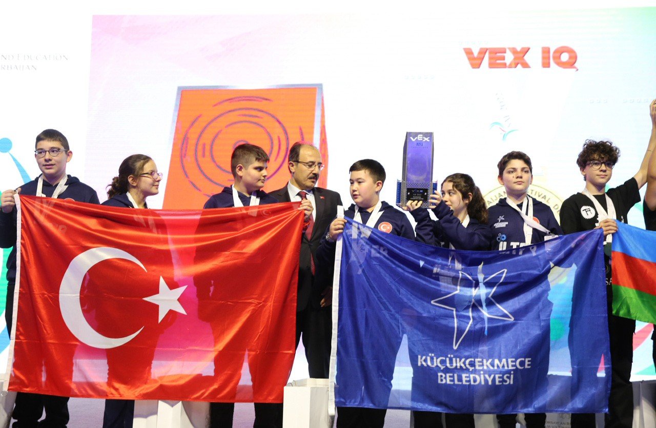 Küçükçekmeceli öğrenciler, Bakü’den şampiyonlukla döndü