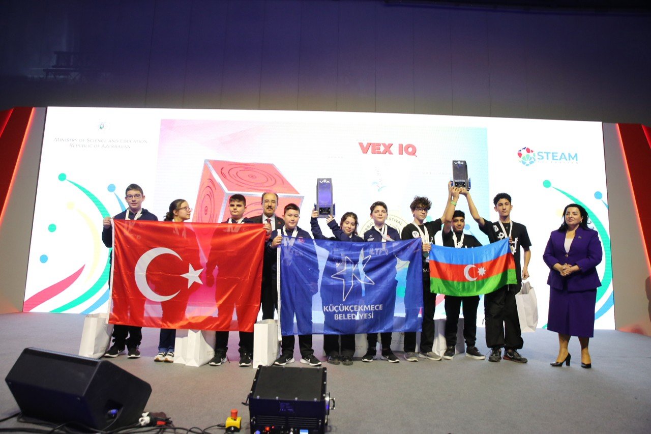 Küçükçekmeceli öğrenciler, Bakü’den şampiyonlukla döndü