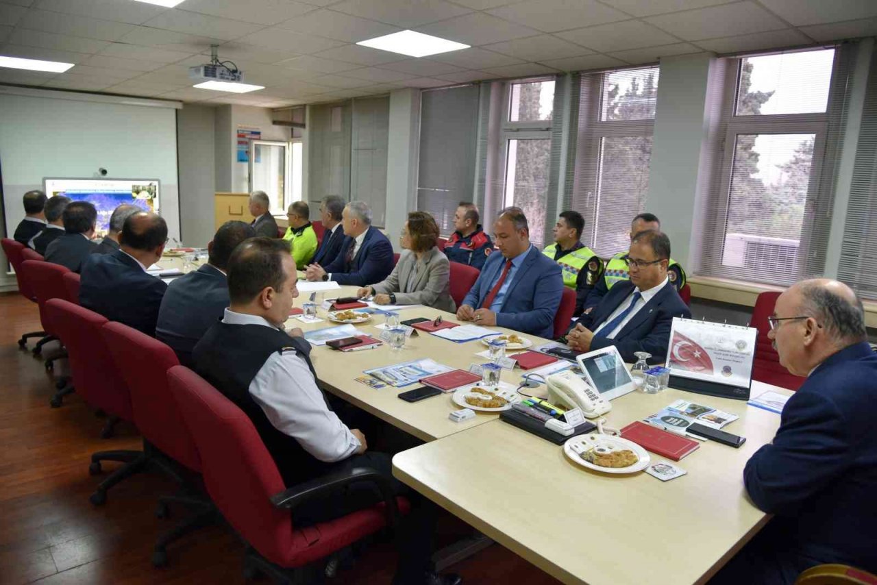 Vali Karadeniz, “Güvenli trafik, güvenli tarım” Sempozyumuna katıldı