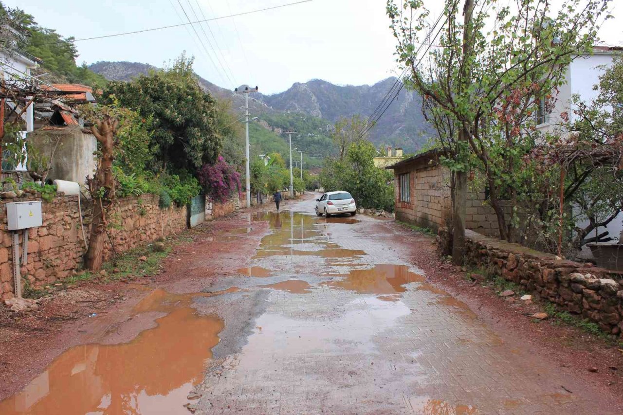Marmaris Kaymakamlığı sağanak yağışlar için tüm birimleri teyakkuza geçirdi