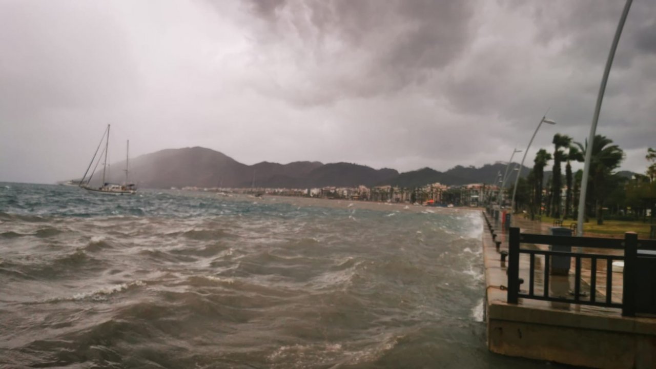 Marmaris Kaymakamlığı sağanak yağışlar için tüm birimleri teyakkuza geçirdi