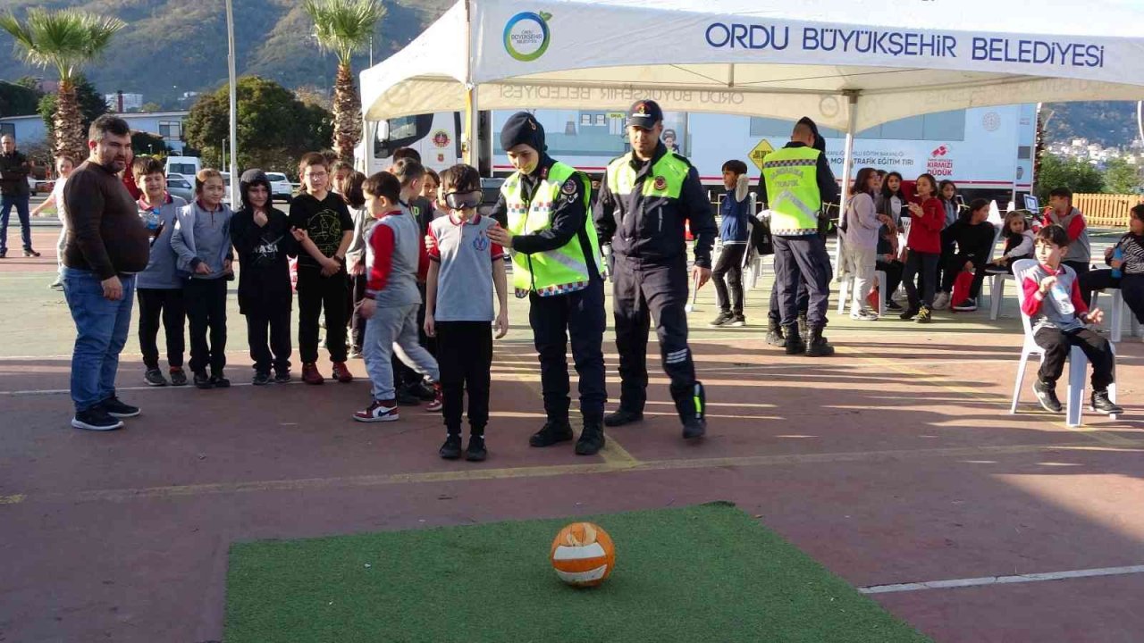 Jandarmanın mobil trafik eğitimi ile öğrenci ve yetişkinler bilinçlendirildi