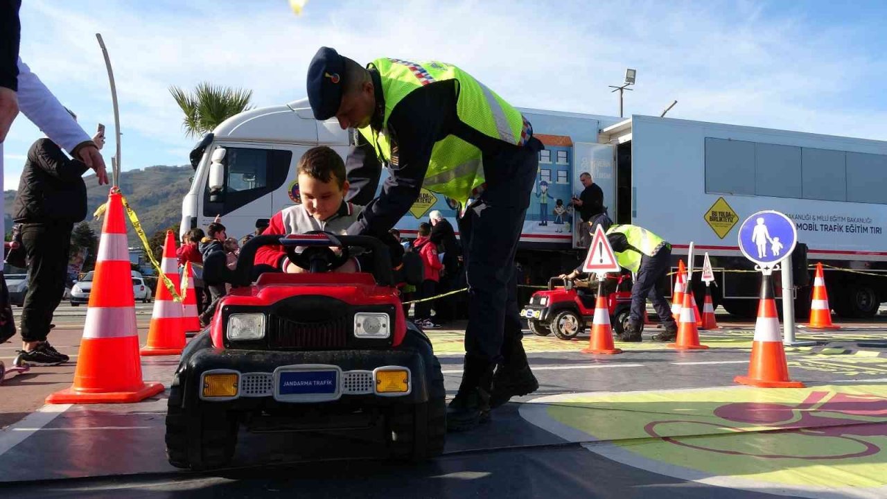 Jandarmanın mobil trafik eğitimi ile öğrenci ve yetişkinler bilinçlendirildi