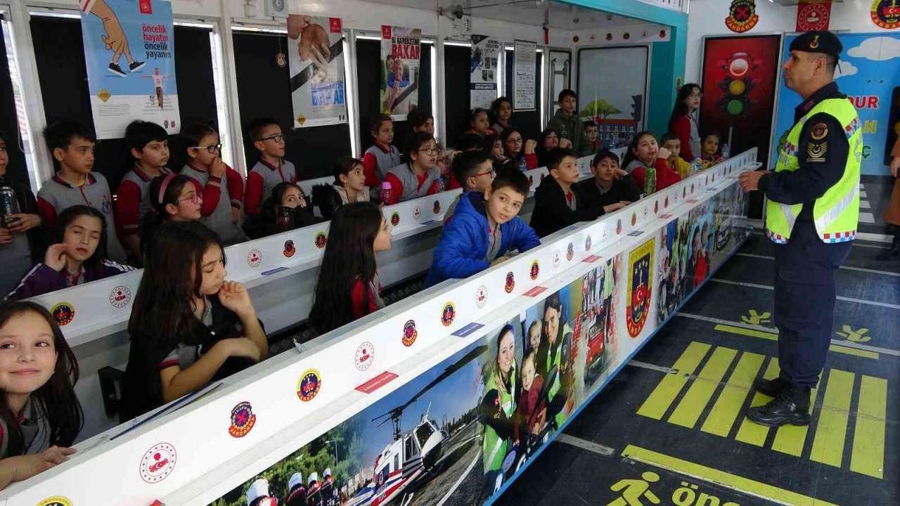Jandarmanın mobil trafik eğitimi ile öğrenci ve yetişkinler bilinçlendirildi