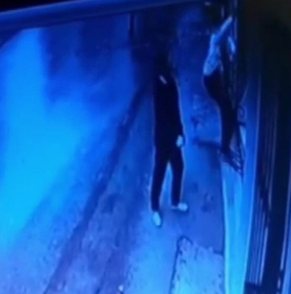 Pendik’te örümcek adam gibi tırmandı, eşofmanı çaldı