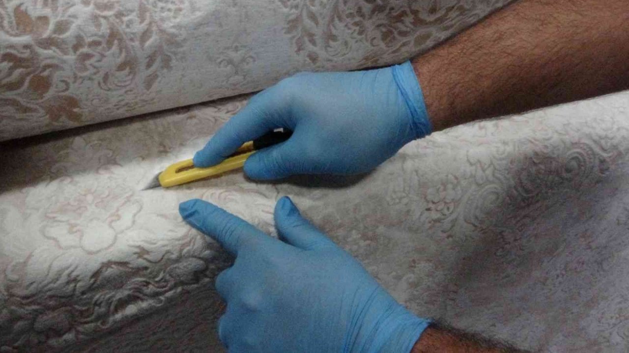 Sabiha Gökçen Havalimanında kargoya getirilen kumaştan 5,7 kilo metamfetamin kazıyarak ele geçirildi