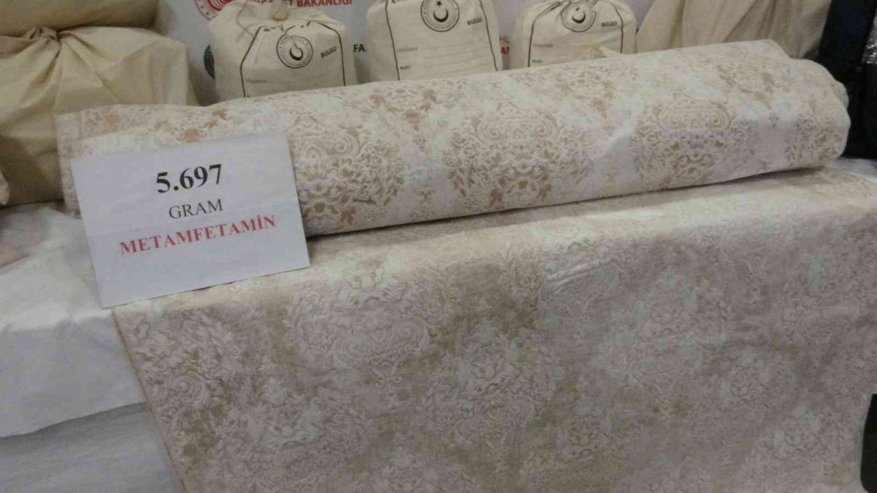 Sabiha Gökçen Havalimanında kargoya getirilen kumaştan 5,7 kilo metamfetamin kazıyarak ele geçirildi