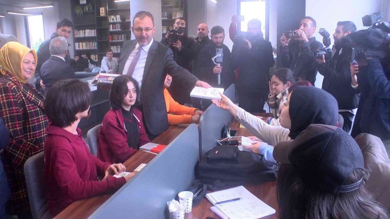 Bakan Kasapoğlu: “Türkiye, Cumhur İttifakı’ndan yana olan tavrını sandıkları patlatarak en güzel şekilde tüm dünyaya haykıracak”