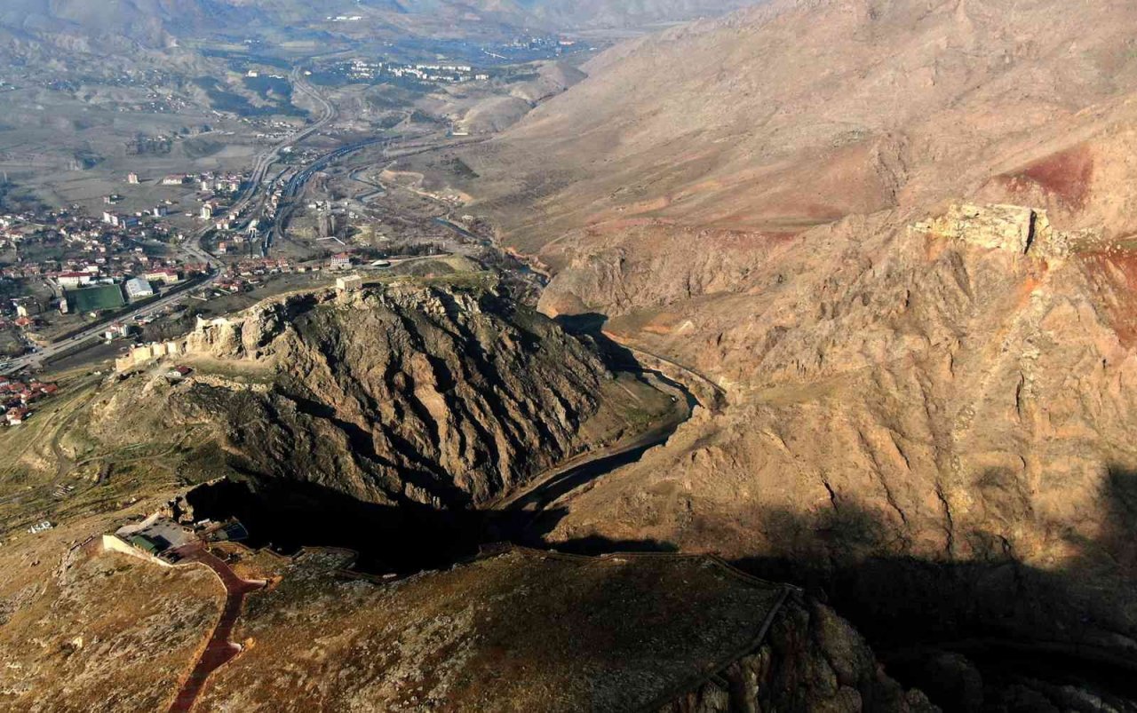 İç Anadolu’nun en yükseği, ziyaretçilerine bin yıllık Türk izlerini seyir imkanı sunuyor