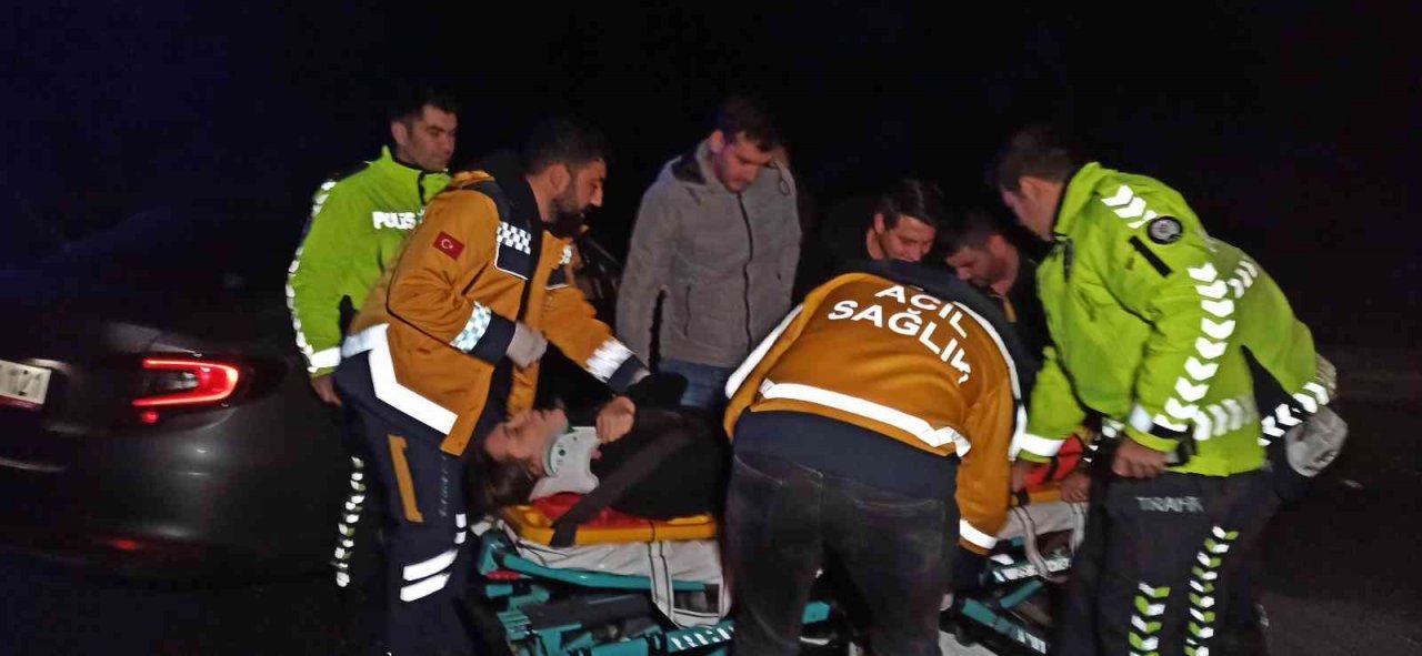 TEM otoyolunda otomobil önce otobüse sonra bariyerlere çarptı: 2 yaralı