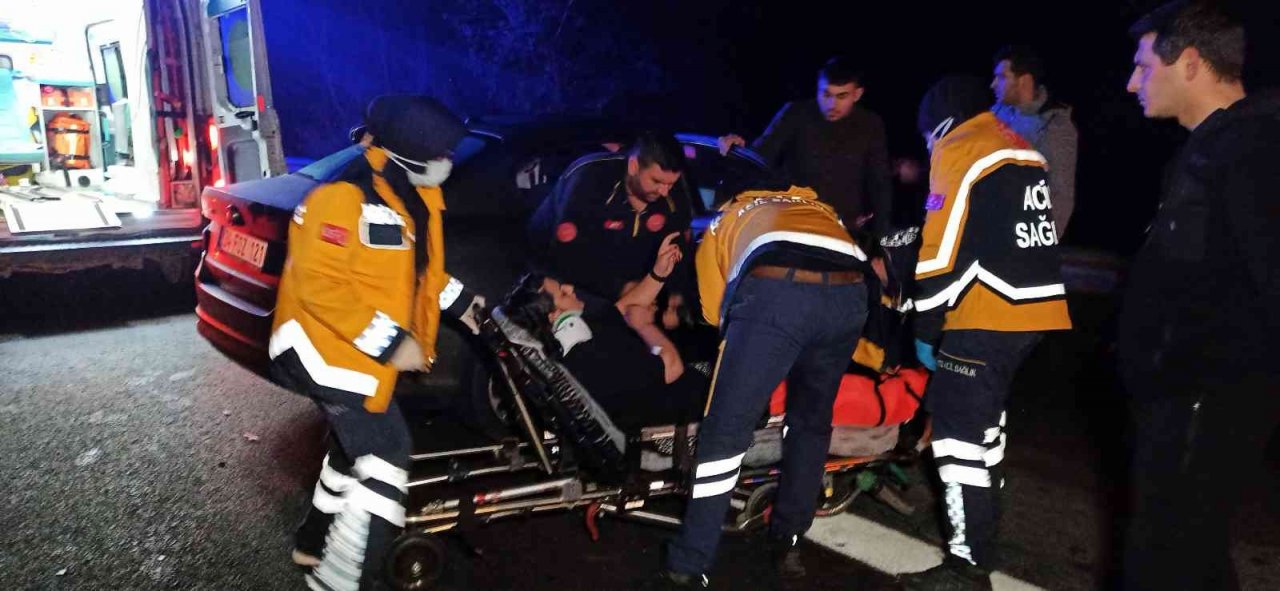 TEM otoyolunda otomobil önce otobüse sonra bariyerlere çarptı: 2 yaralı