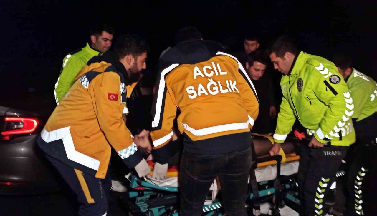 TEM otoyolunda otomobil önce otobüse sonra bariyerlere çarptı: 2 yaralı