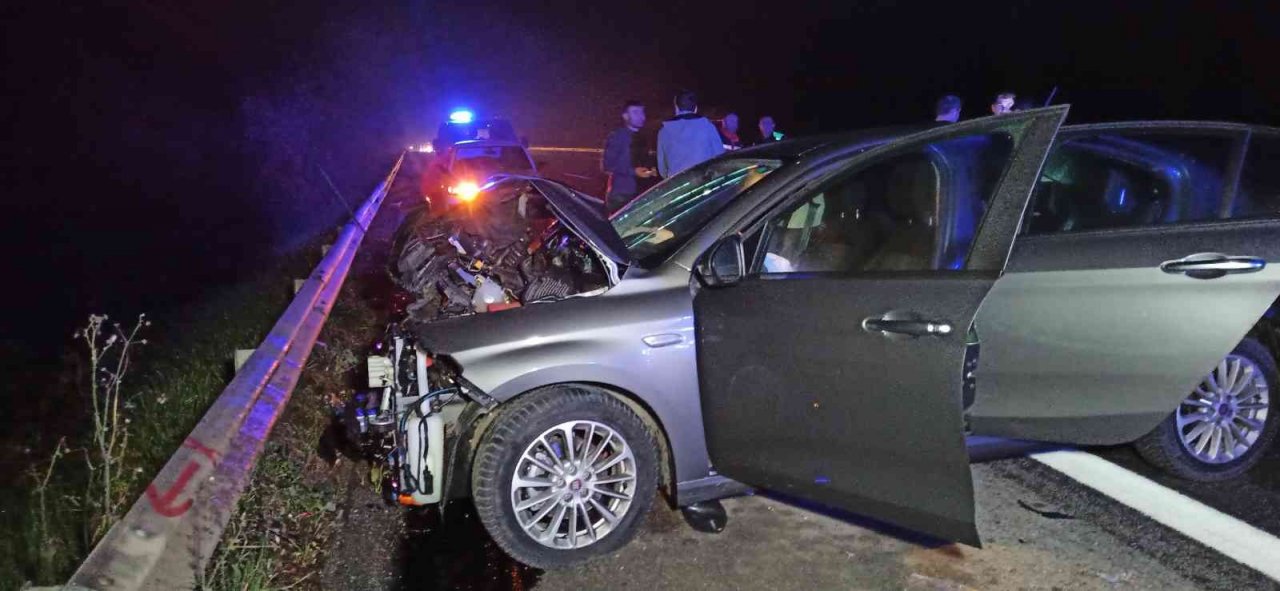 TEM otoyolunda otomobil önce otobüse sonra bariyerlere çarptı: 2 yaralı