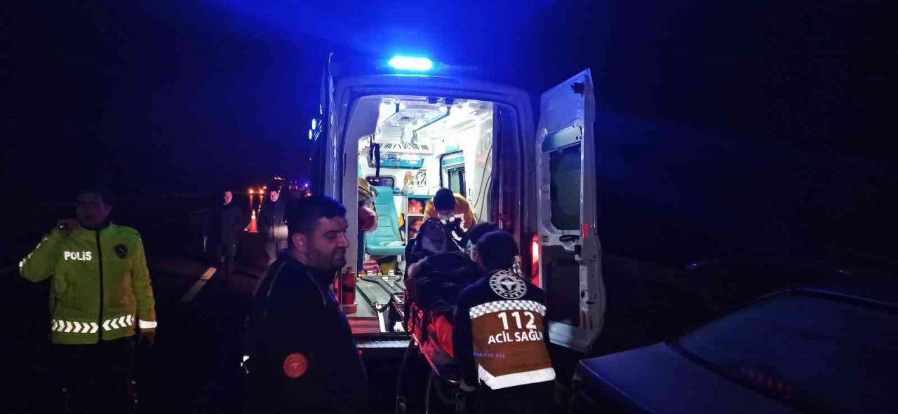 TEM otoyolunda otomobil önce otobüse sonra bariyerlere çarptı: 2 yaralı