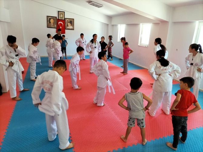 Mahalledeki çocuklar için kulüp binasını spor salonuna çevirdiler