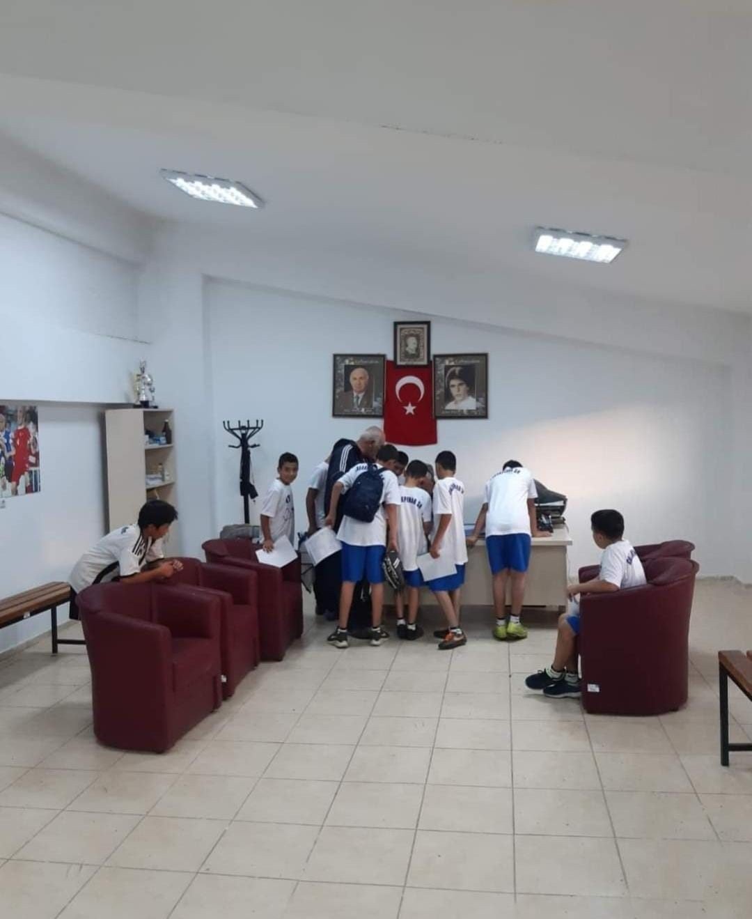 Mahalledeki çocuklar için kulüp binasını spor salonuna çevirdiler