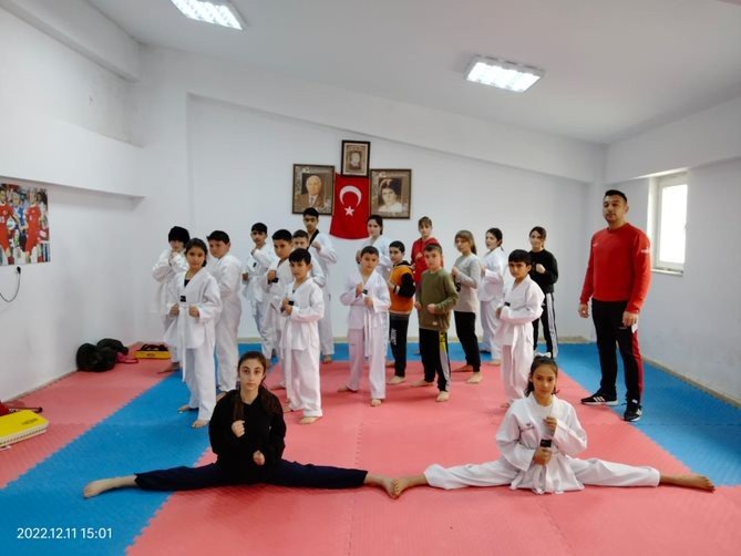Mahalledeki çocuklar için kulüp binasını spor salonuna çevirdiler