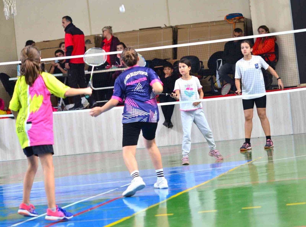 Yunusemreli badmintoncular il seçmesine damga vurdu